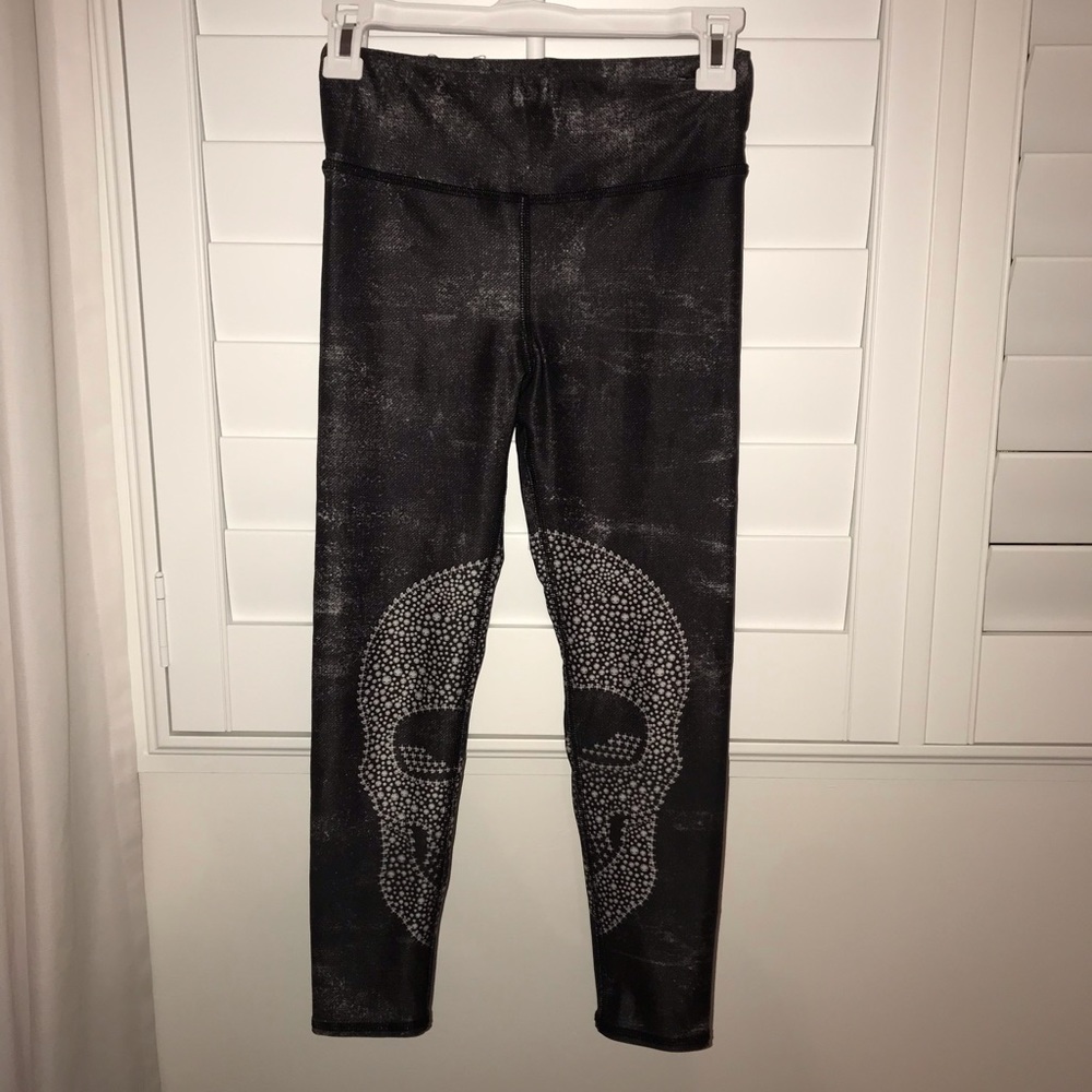 Black leggings with skull